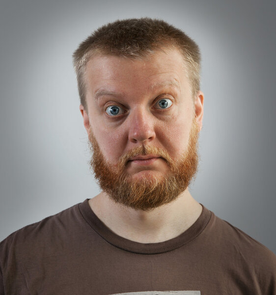 Бородач с выпученными глазами
