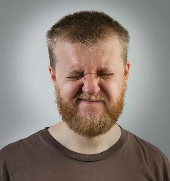 Jovem homem de barba vermelha com os olhos fechados — Fotografia de Stock