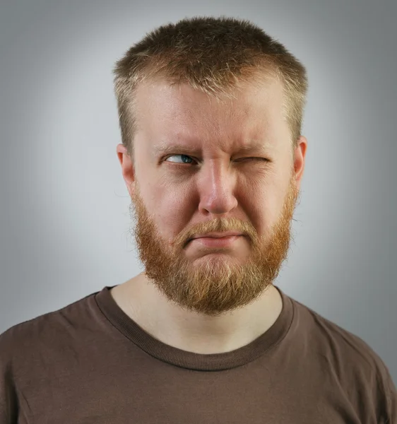 Mann schaut mit einem Auge zur Seite — Stockfoto