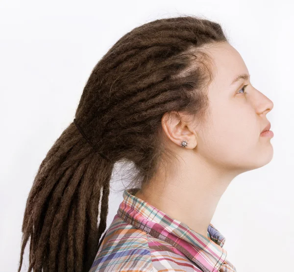 Belle femme aux cheveux tressés en dreadlocks — Photo