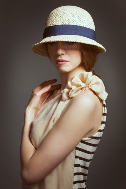 retro şık elbiseli güzel kadın