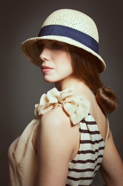 retro elbiseli güzel genç kadın