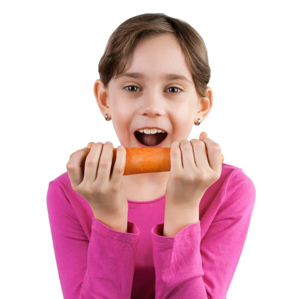 Glückliches Mädchen, das eine große Karotte isst — Stockfoto
