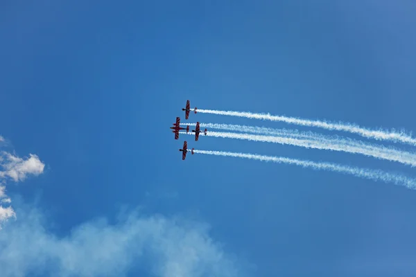 Tre flygplan flyger över himlen — Stockfoto