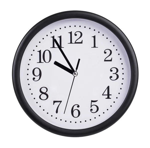 Office klok toont vijf tot tien — Stockfoto