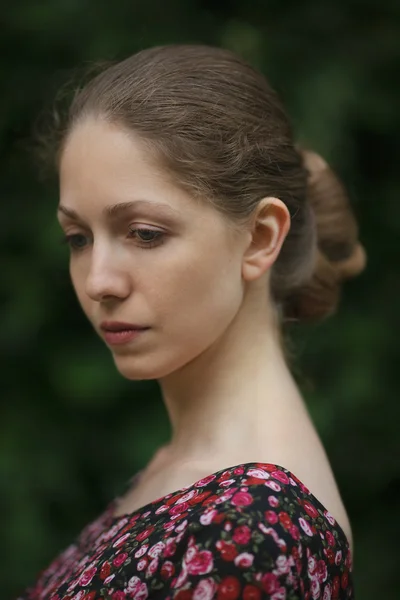 Retrato de una hermosa joven —  Fotos de Stock