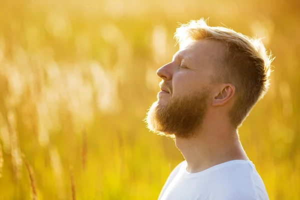 Homem feliz com os olhos fechados — Fotografia de Stock