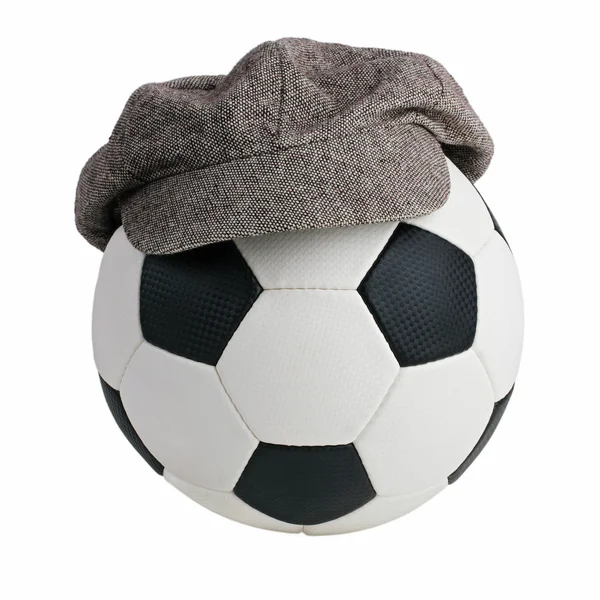 Ballon de football avec une casquette — Photo