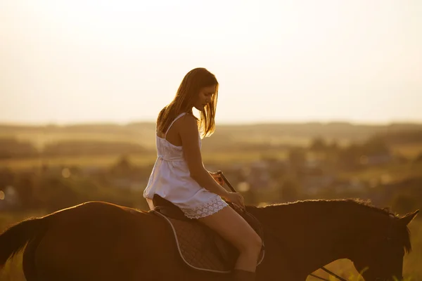 말에 드레스 소녀 — 스톡 사진