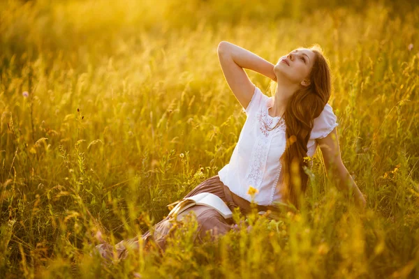 Fille heureuse avec un livre rêvant de quelque chose — Photo