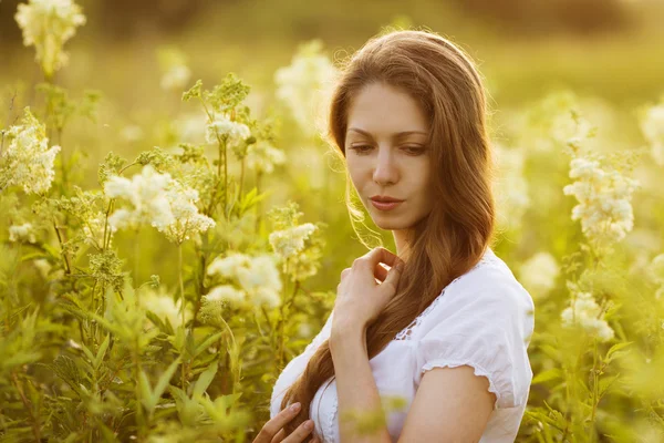 Vacker ung kvinna av hög blommor — Stockfoto