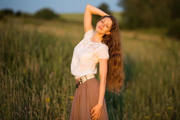 Femme heureuse aux cheveux longs le soir — Photo