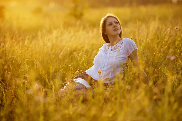 Счастливая женщина с книгой полевых цветов — стоковое фото