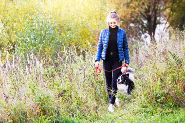 Şirin, narin kız köpeğiyle yürüyor.