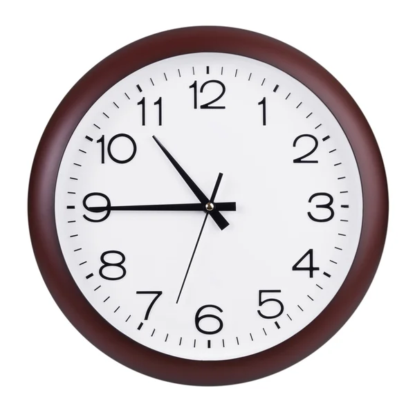 10:45 に嵌め込まれた丸い時計 — ストック写真
