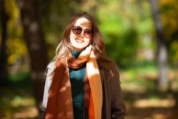 Schöne Junge Frau Mit Sonnenbrille Herbstlichen Wald Sie Lächelt Die — Stockfoto