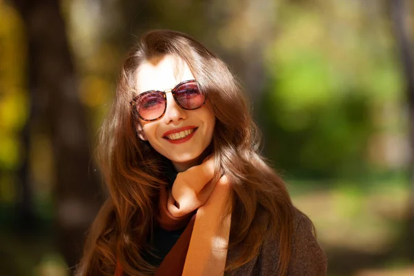 Πορτρέτο Μιας Όμορφης Νεαρής Γυναίκας Γυαλιά Ηλίου — Φωτογραφία Αρχείου