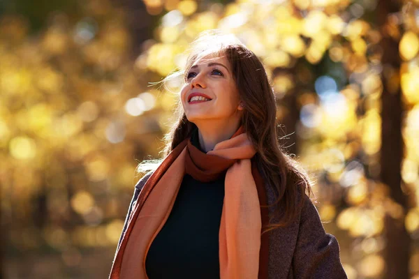 Schöne Junge Frau Herbstpark Einem Sonnigen Tag — Stockfoto
