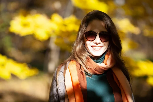 在秋日的阳光下 戴着太阳镜的年轻漂亮的女人 — 图库照片