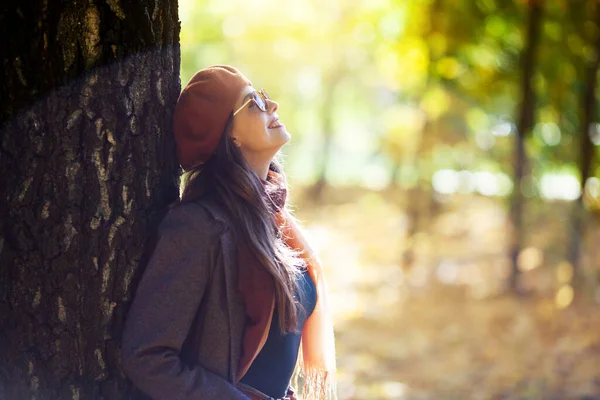 Girl Orange Beret Stands Leaning Tree Sunny Autumn Day — Stock Photo, Image