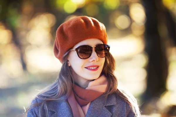 Junge Frau Mit Orangefarbener Baskenmütze Und Sonnenbrille Herbstpark — Stockfoto