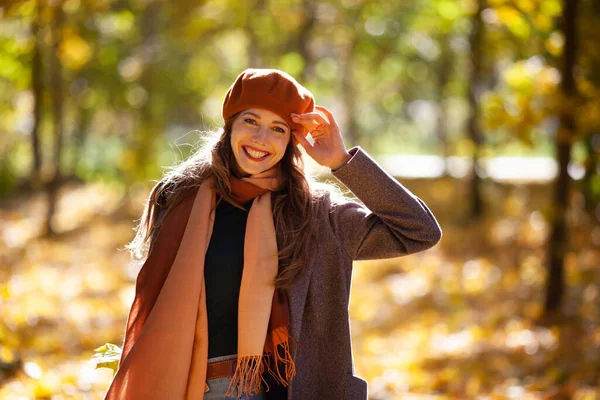 Szczęśliwa Uśmiechnięta Kobieta Pomarańczowym Berecie Jesienią Słonecznym Lesie — Zdjęcie stockowe