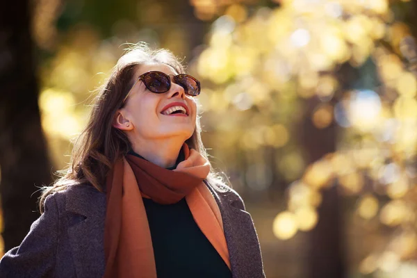 Porträt Einer Jungen Glücklichen Frau Mit Sonnenbrille Sonnigen Herbstwald — Stockfoto