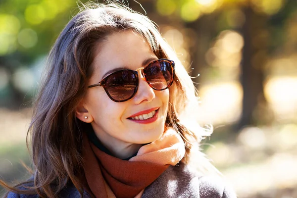 Retrato Una Joven Mujer Feliz Gafas Sol Día Soleado Otoño — Foto de Stock