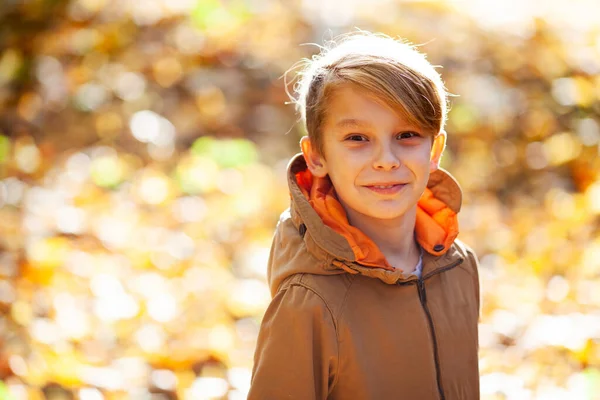 Kahverengi Ceketli Gülümseyen Sarışın Çocuğun Portresi — Stok fotoğraf
