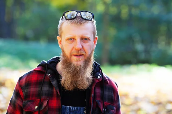 Portret Van Een Bebaarde Jonge Man Een Plaid Shirt — Stockfoto