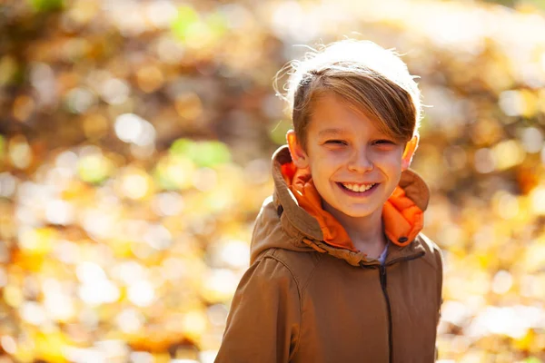 Retrato Feliz Niño Rubio Alegre Una Chaqueta Imagen De Stock