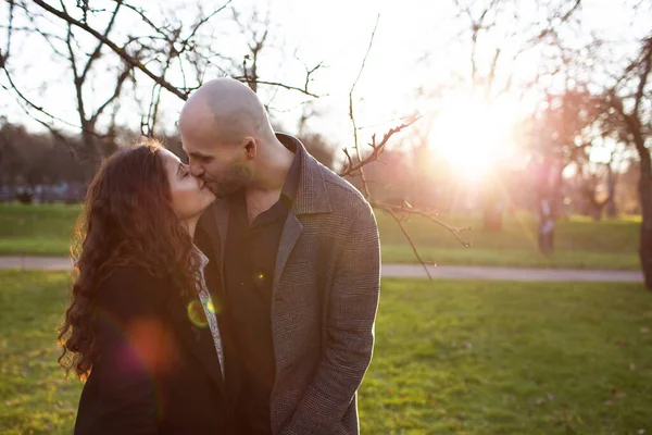 Homem Feliz Mulher Beijando Enquanto Estava Jardim Outono Sol — Fotografia de Stock