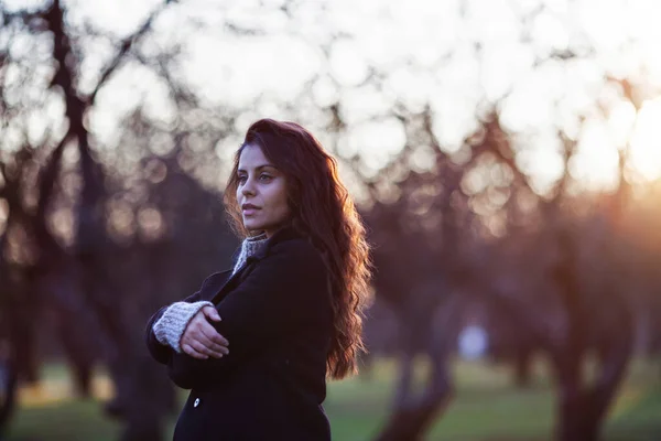 Jeune Belle Femme Manteau Noir Tient Dans Parc Automne Soir — Photo