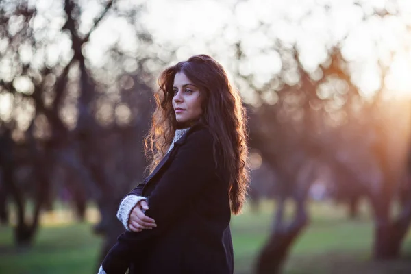 Jovem Mulher Bonita Fica Parque Outono Noite — Fotografia de Stock