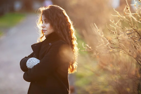 Hübsche Junge Frau Schwarzen Mantel Den Strahlen Der Herbstsonne — Stockfoto