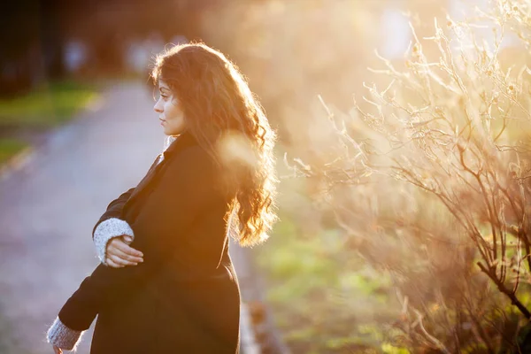 Красива Молода Жінка Пальто Променях Осіннього Вечірнього Сонця — стокове фото