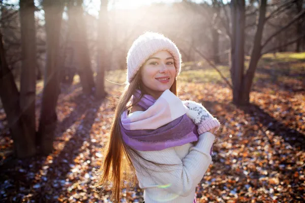 Feliz Hermosa Mujer Joven Caminando Parque Otoño Día Soleado — Foto de Stock