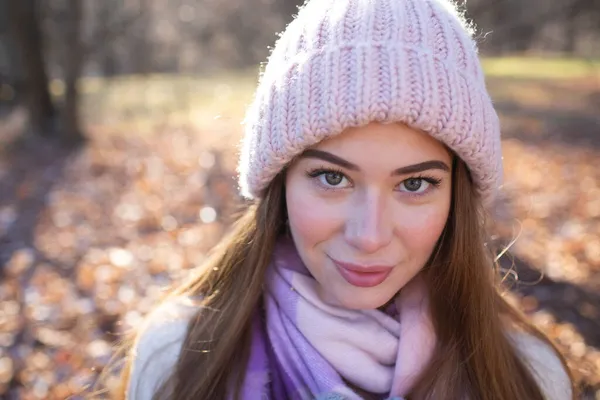 Portrait Beautiful Young Woman Knitted Pink Hat — Stock Photo, Image