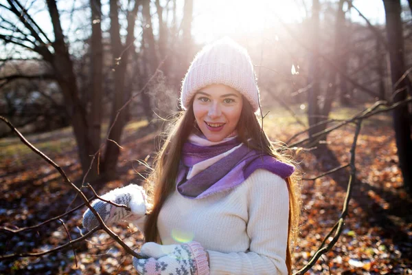 Schöne Junge Frau Mit Strickmütze Und Handschuhen Einem Herbstlichen Park — Stockfoto