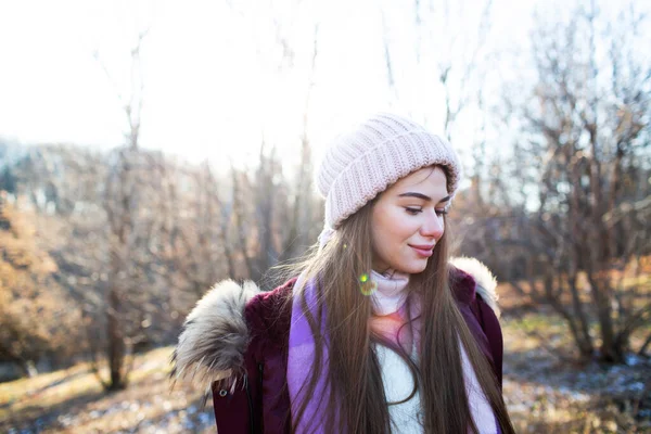 Beautiful Young Woman Knitted Hat Walks Autumn Park — Stock Photo, Image