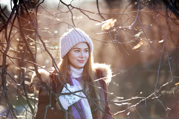 Schöne Mädchen Mit Strickmütze Zwischen Den Ästen Eines Baumes Einem — Stockfoto