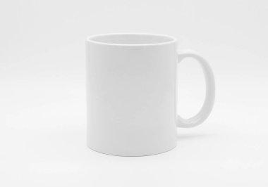 Beyaz bir arka planda beyaz kahve kupa