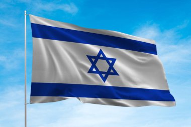 Mavi gökyüzünde sallayarak İsrail bayrağı