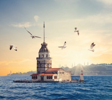 Günbatımında Bakire Kulesi ve İstanbul silueti