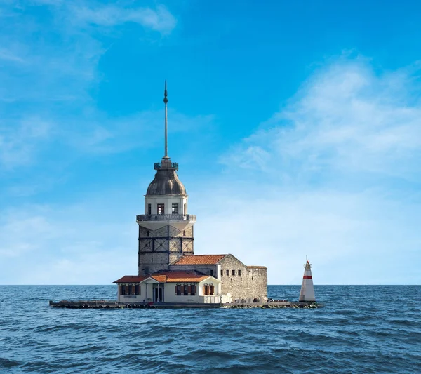 Güneşli bir günde Bakire Kulesi ve İstanbul silueti