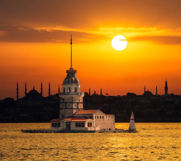 夕阳西下的梅登塔和伊斯坦布尔轮廓 — 图库照片