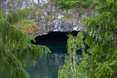 Ruskeala 'daki mermer kanyondaki mağara girişine bakın.