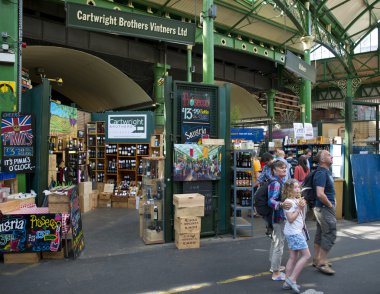 Semt pazarında alışveriş