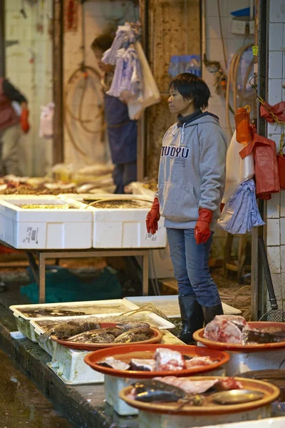 Woman selling fish — Stock Photo, Image