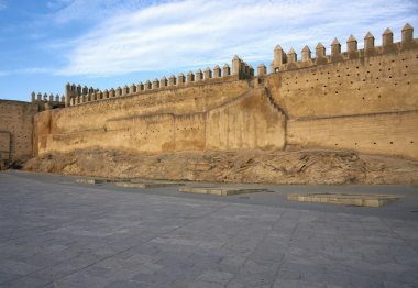 müstahkem şehir duvarları